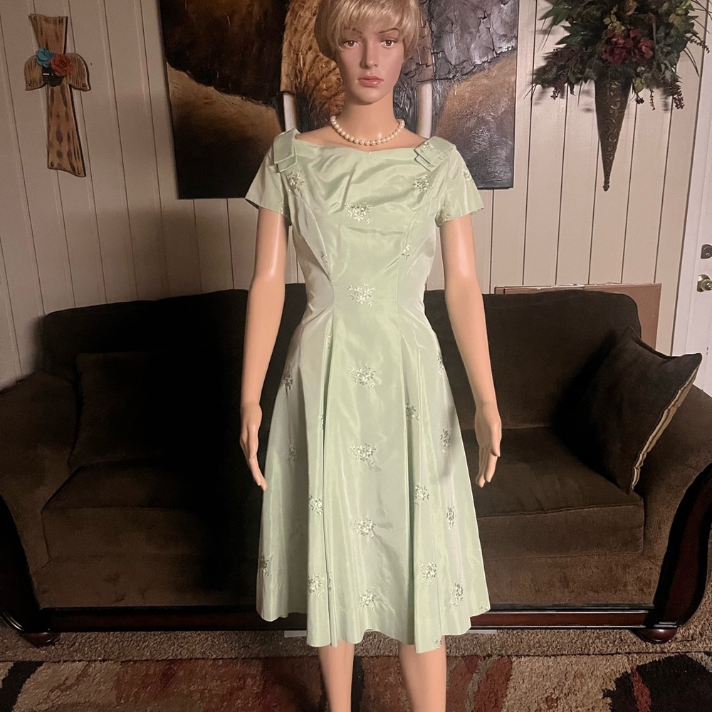 Vintage (1970’s) Mint Green Cocktail Dress W/ Floral Embroideries • Size Small - Picture 14 of 15